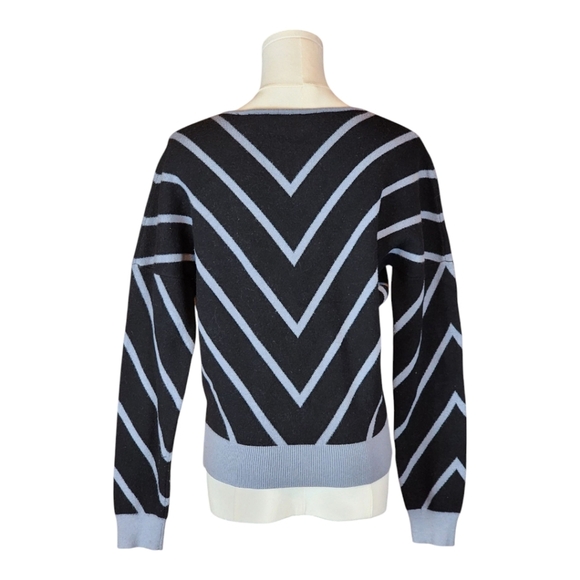 T Tahari Black Chevron V-Neck Sweater Light Blue Trim Soft Stretch Knit Chic L - Picture 3 of 7